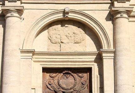 Tympan de la collgiale Notre-Dame des Anges  l'Isle-sur-la-Sorgue - Vaucluse - Photo: Dominique Pipet