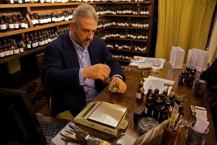 Lorenzo Villoresi (1956) parfumeur indépendant, continue dans la longue tradition de la parfumerie à Florence. En 2066, il est récipiendaire du prestigieux Prix François Coty.