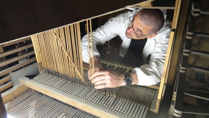Démontage des vergettes de l'orgue de la cathédrale Saint-Anne d'Apt par l’équipe de Pierre-Marc Saby, facteur d’orgues