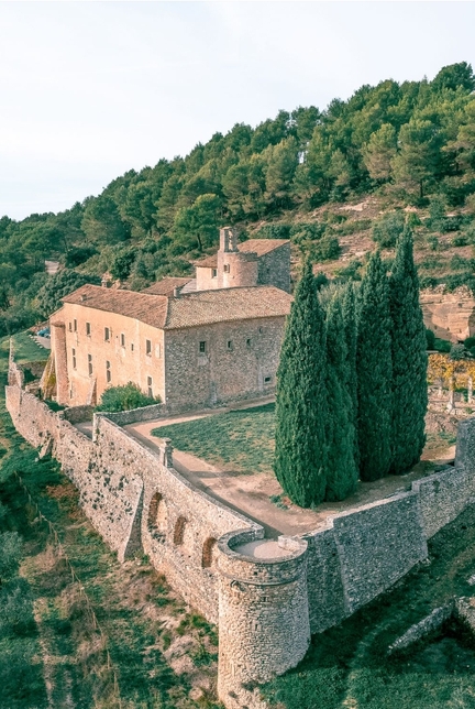 L'Abbaye Saint-Hilaire slectionne par la Fondation du patrimoine et airbnb dans leur premier Guide du patrimoine local du Vaucluse