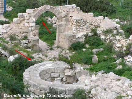 Wadi Siach : porte d'entrée restaurée et la tour du campanil