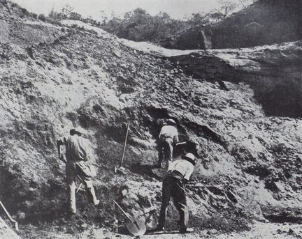 L'Illustration - 12 septembre 1942 - L'extraction des terres ocreuses au flanc des carrières - Roussillon 84220