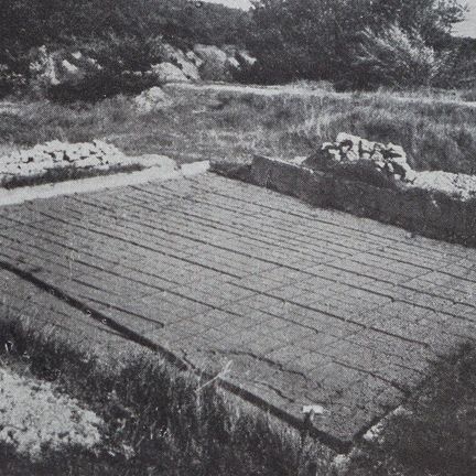L'Illustration - 12 septembre 1942 - La couche ocreuse découpée en pavés après l'évaporation de l'eau - Roussillon 84220