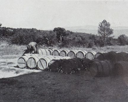 L'Illustration - 12 septembre 1942 - Le stockage des tonneaux avant l'expédion - Ocrerie Mathieu à Roussillon 84220