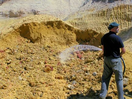 Démonstration d'extraction du sable ocreux à la lance (jet d'eau sous pression) dans le Colorado Provençal - 2013