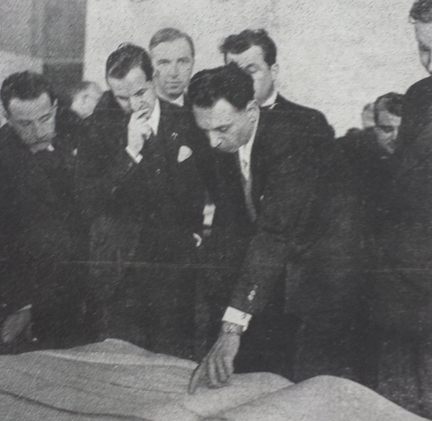 Eugène Beaudouin présentant le Plan d’aménagement et d’extension de la ville de Marseille à M. François Lehideux, secrétaire d'État à la production industrielle - Marseille, 03 février 1942