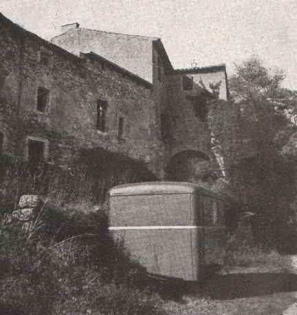 Oppède-le-Vieux - roulotte de M. Margaritis, architecte - photographie de 1941 illustant l'article