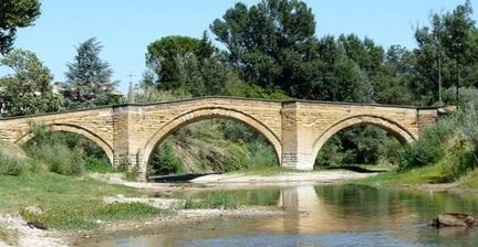 Vieux pont sur l'Ouvèze - Commune de Bédarrides
