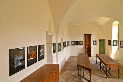 Abbaye carme de Saint-Hilaire, monument historique class des XIIe et XIIIe sicles, premier btiment conventuel carme (XIIIe sicle) du Comtat Venaissin (1274-1791) - Mnerbes - Vaucluse - Exposition dans la salle capitulaire