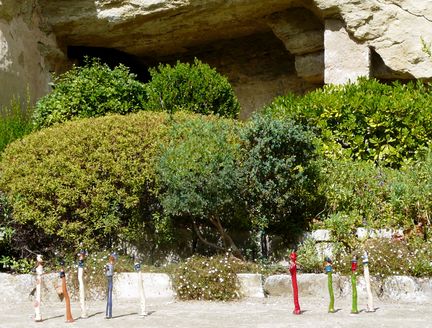 Bernadette Dagens, lyonnaise depuis 2005, est une artiste cramiste plasticienne, humaniste - exposition 2013  l'abbaye Saint-Hilaire - Photo Pierre Michotte