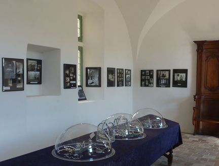Moniek de Wijk, nerlandaise, cratrice des bijoux contemporains uniques et multi-matires - exposition 2013  l'abbaye Saint-Hilaire