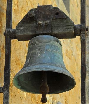 Abbaye carme de Saint-Hilaire, Monument Historique class des XIIe et XIIIe sicles, premier btiment conventuel carme (XIIIe sicle) du Comtat Venaissin (1274-1791) - Mnerbes - Vaucluse - Cloche de la cour du chevet