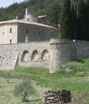 Abbaye Saint-Hilaire, monument historique class des XIIe et XIIIe sicles, premier btiment conventuel carme (XIIIe sicle) du Comtat Venaissin (1274-1791) - Mnerbes - Vaucluse