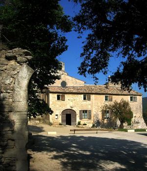 Abbaye Saint-Hilaire, monument historique class des XIIe et XIIIe sicles, premier btiment conventuel carme (XIIIe sicle) du Comtat Venaissin (1274-1791) - Mnerbes - Vaucluse - Terrasse d'accueil