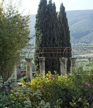 Abbaye carme de Saint-Hilaire, Monument Historique class des XIIe et XIIIe sicles, premier btiment conventuel carme (XIIIe sicle) du Comtat Venaissin (1274-1791) - Mnerbes - Vaucluse - Terrasses classes M.H. du jardin conventuel