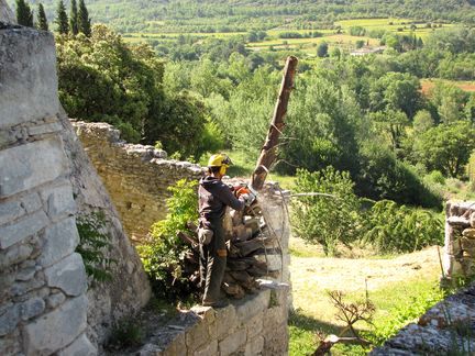 Abbaye Saint-Hilaire, monument historique class des XIIe et XIIIe sicles, premier btiment conventuel carme (XIIIe sicle) du Comtat Venaissin (1274-1791) - Mnerbes - Vaucluse - Maison des Mtiers du Patrimoine du Luberon, du Pays des Sorgues et des Monts de Vaucluse (MMP) - juin 2013