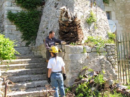 Abbaye Saint-Hilaire, monument historique class des XIIe et XIIIe sicles, premier btiment conventuel carme (XIIIe sicle) du Comtat Venaissin (1274-1791) - Mnerbes - Vaucluse - Maison des Mtiers du Patrimoine du Luberon, du Pays des Sorgues et des Monts de Vaucluse (MMP) - juin 2013