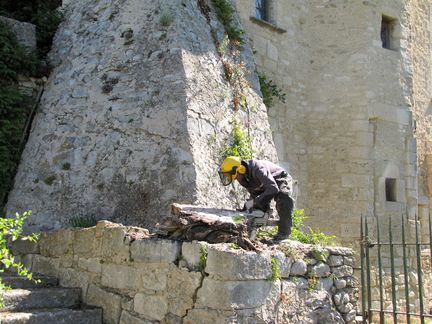 Abbaye Saint-Hilaire, monument historique class des XIIe et XIIIe sicles, premier btiment conventuel carme (XIIIe sicle) du Comtat Venaissin (1274-1791) - Mnerbes - Vaucluse - Maison des Mtiers du Patrimoine du Luberon, du Pays des Sorgues et des Monts de Vaucluse (MMP) - juin 2013