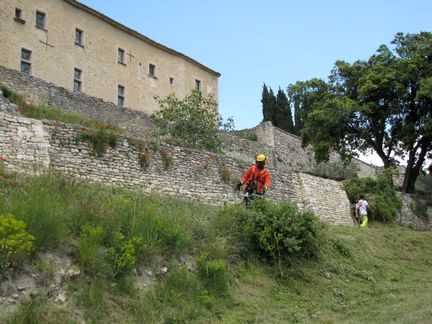 Abbaye Saint-Hilaire, monument historique class des XIIe et XIIIe sicles, premier btiment conventuel carme (XIIIe sicle) du Comtat Venaissin (1274-1791) - Mnerbes - Vaucluse - Maison des Mtiers du Patrimoine du Luberon, du Pays des Sorgues et des Monts de Vaucluse (MMP) - juin 2013