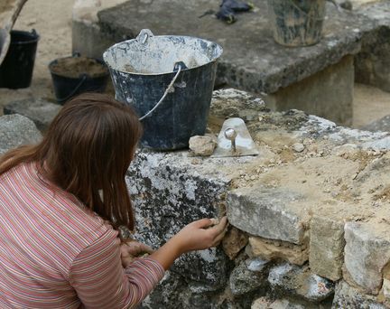 Abbaye Saint-Hilaire, monument historique class des XIIe et XIIIe sicles, premier btiment conventuel carme (XIIIe sicle) du Comtat Venaissin (1274-1791) - Mnerbes - Vaucluse - Maison des Mtiers du Patrimoine du Luberon, du Pays des Sorgues et des Monts de Vaucluse (MMP) - juin 2014