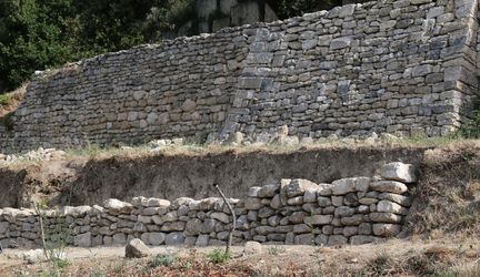 Abbaye Saint-Hilaire, monument historique class des XIIe et XIIIe sicles, premier btiment conventuel carme (XIIIe sicle) du Comtat Venaissin (1274-1791) - Mnerbes - Vaucluse - Maison des Mtiers du Patrimoine du Luberon, du Pays des Sorgues et des Monts de Vaucluse (MMP) - juin 2014