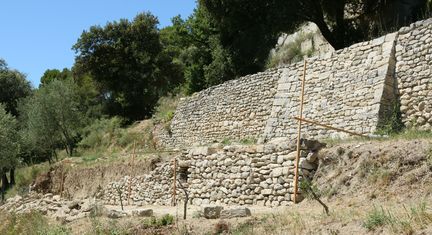 Abbaye Saint-Hilaire, monument historique class des XIIe et XIIIe sicles, premier btiment conventuel carme (XIIIe sicle) du Comtat Venaissin (1274-1791) - Mnerbes - Vaucluse - Maison des Mtiers du Patrimoine du Luberon, du Pays des Sorgues et des Monts de Vaucluse (MMP) - juin 2014