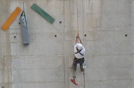 poseur de plaques en rappel