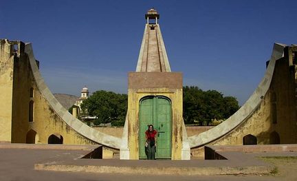 Le gnomon de la Brihat Samrat Yantra et les 2 arcs gradus du Shasthamsa Yantra