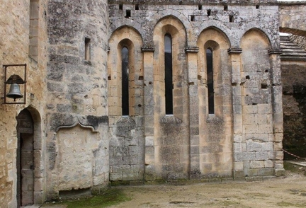 Abbaye Saint-Hilaire, monument historique class des XIIe et XIIIe sicles, premier btiment conventuel carme (XIIIe sicle) du Comtat Venaissin (1274-1791) - Mnerbes - Vaucluse - Abside de la chapelle du XIIIe vue de la cour du chevet