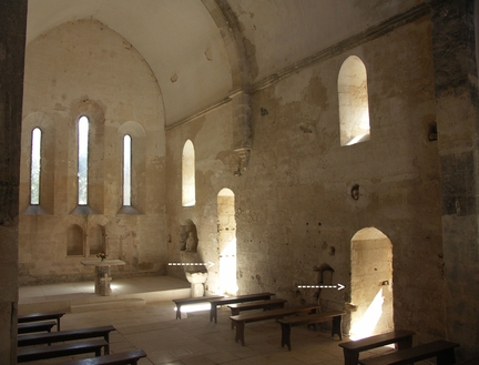 Abbaye Saint-Hilaire, monument historique class des XIIe et XIIIe sicles, premier btiment conventuel carme (XIIIe sicle) du Comtat Venaissin (1274-1791) - Mnerbes - Vaucluse - Accs