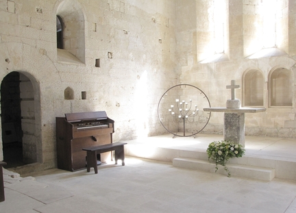 Abbaye Saint-Hilaire, monument historique class des XIIe et XIIIe sicles, premier btiment conventuel carme (XIIIe sicle) du Comtat Venaissin (1274-1791) - Mnerbes - Vaucluse - Chapelle du XIIIe - Accs  la sacristie