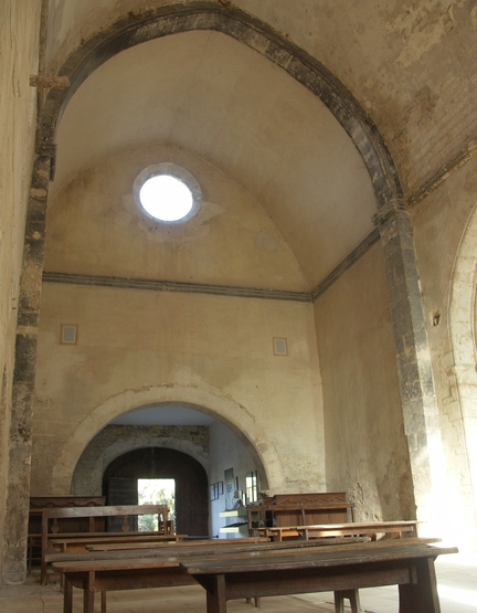 Abbaye Saint-Hilaire, monument historique class des XIIe et XIIIe sicles, premier btiment conventuel carme (XIIIe sicle) du Comtat Venaissin (1274-1791) - Mnerbes - Vaucluse - Arc diaphragme de la chapelle du XIIIe