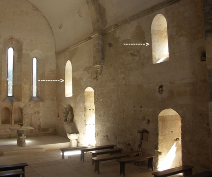 Abbaye Saint-Hilaire, monument historique class des XIIe et XIIIe sicles, premier btiment conventuel carme (XIIIe sicle) du Comtat Venaissin (1274-1791) - Mnerbes - Vaucluse - Baies en faade sud de la chapelle du XIIIe