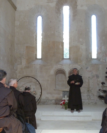 Abbaye Saint-Hilaire, monument historique class des XIIe et XIIIe sicles, premier btiment conventuel carme (XIIIe sicle) du Comtat Venaissin (1274-1791) - Mnerbes - Vaucluse - Lancettes chevet