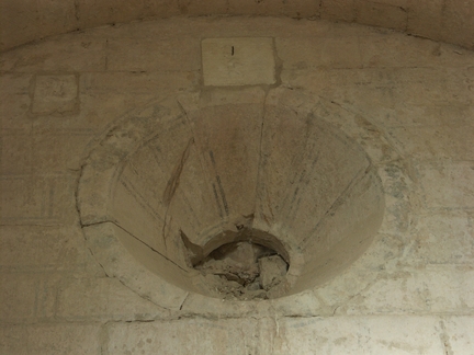 Abbaye Saint-Hilaire, monument historique class des XIIe et XIIIe sicles, premier btiment conventuel carme (XIIIe sicle) du Comtat Venaissin (1274-1791) - Mnerbes - Vaucluse - Sacristie du XIIe - Oculus