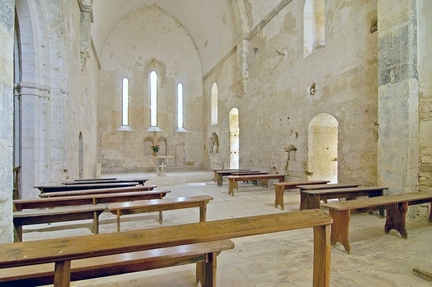 Abbaye Saint-Hilaire, monument historique class des XIIe et XIIIe sicles, premier btiment conventuel carme (XIIIe sicle) du Comtat Venaissin (1274-1791) - Mnerbes - Vaucluse - Nef de la chapelle du XIIIe