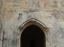 Abbaye Saint-Hilaire, monument historique class des XIIe et XIIIe sicles, premier btiment conventuel carme (XIIIe sicle) du Comtat Venaissin (1274-1791) - Mnerbes - Vaucluse - Porte gothique, arc bris vu du clotre