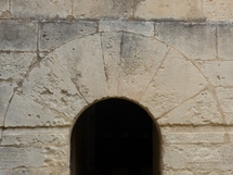 Abbaye Saint-Hilaire, monument historique class des XIIe et XIIIe sicles, premier btiment conventuel carme (XIIIe sicle) du Comtat Venaissin (1274-1791) - Mnerbes - Vaucluse - Porte romane, arc plein cintre vu du clotre