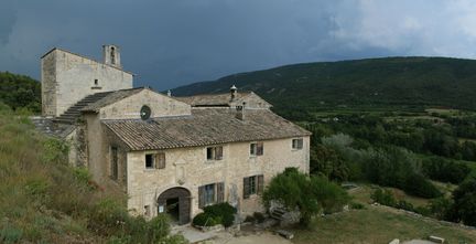 Abbaye Saint-Hilaire, monument historique class des XIIe et XIIIe sicles, premier btiment conventuel carme (XIIIe sicle) du Comtat Venaissin (1274-1791) - Mnerbes - Vaucluse - Toitures