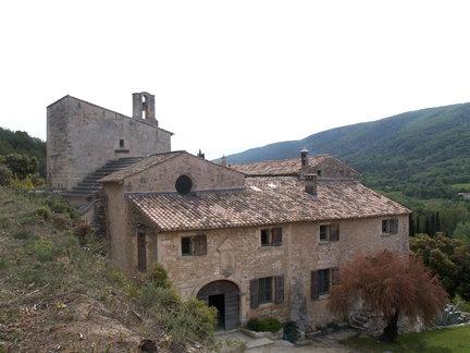 Abbaye Saint-Hilaire, monument historique class des XIIe et XIIIe sicles, premier btiment conventuel carme (XIIIe sicle) du Comtat Venaissin (1274-1791) - Mnerbes - Vaucluse - Faades ouest