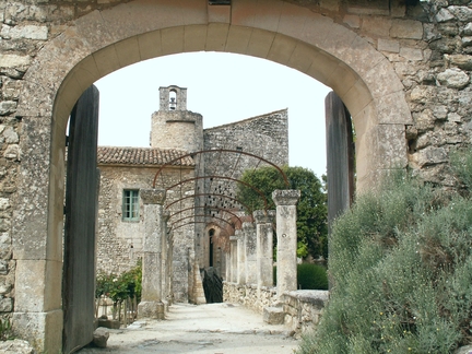 Abbaye Saint-Hilaire, monument historique class des XIIe et XIIIe sicles, premier btiment conventuel carme (XIIIe sicle) du Comtat Venaissin (1274-1791) - Mnerbes - Vaucluse - Entre est