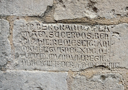 Abbaye Saint-Hilaire, monument historique class des XIIe et XIIIe sicles, premier btiment conventuel carme (XIIIe sicle) du Comtat Venaissin (1274-1791) - Mnerbes - Vaucluse - Epitaphe du clotre