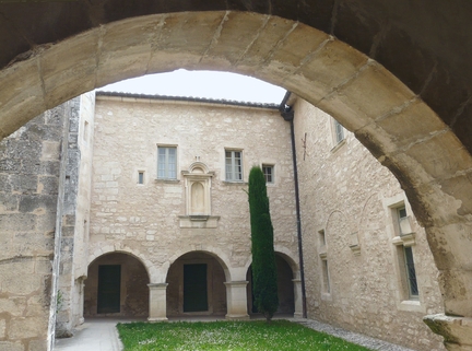 Abbaye Saint-Hilaire, monument historique class des XIIe et XIIIe sicles, premier btiment conventuel carme (XIIIe sicle) du Comtat Venaissin (1274-1791) - Mnerbes - Vaucluse - Clotre