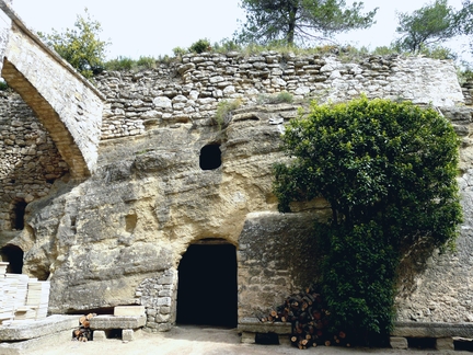 Abbaye Saint-Hilaire, monument historique class des XIIe et XIIIe sicles, premier btiment conventuel carme (XIIIe sicle) du Comtat Venaissin (1274-1791) - Mnerbes - Vaucluse - Accs  la chapelle troglodytique