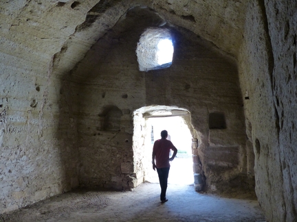 Abbaye Saint-Hilaire, monument historique class des XIIe et XIIIe sicles, premier btiment conventuel carme (XIIIe sicle) du Comtat Venaissin (1274-1791) - Mnerbes - Vaucluse - Chapelle troglodytique