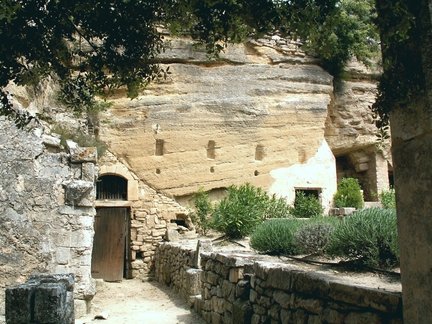 Abbaye Saint-Hilaire, monument historique class des XIIe et XIIIe sicles, premier btiment conventuel carme (XIIIe sicle) du Comtat Venaissin (1274-1791) - Mnerbes - Vaucluse - Dpendances troglodytiques