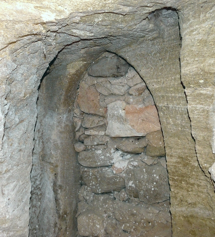 Abbaye Saint-Hilaire, monument historique class des XIIe et XIIIe sicles, premier btiment conventuel carme (XIIIe sicle) du Comtat Venaissin (1274-1791) - Mnerbes - Vaucluse - Fentre mure de la sacristie troglodytique