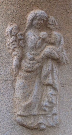 cloche abbaye de Saint-Hilaire bas relief Vierge Jsus fleurs