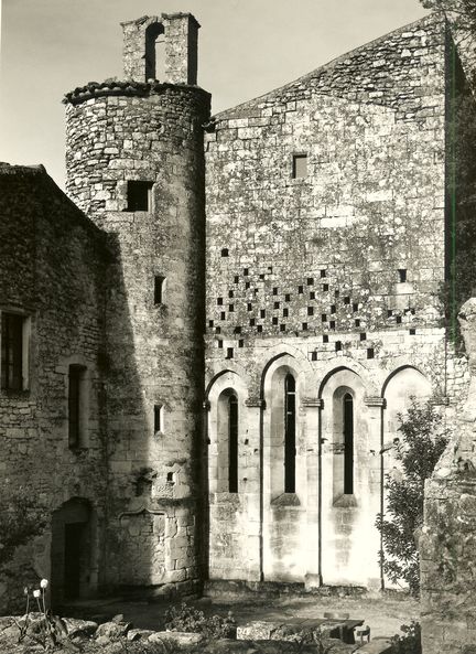 Abbaye Saint-Hilaire, monument historique class des XIIe et XIIIe sicles, premier btiment conventuel carme (XIIIe sicle) du Comtat Venaissin (1274-1791) - Mnerbes - Vaucluse - Mur plat du chevet de l'glise restaur