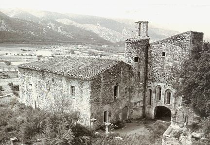 Abbaye Saint-Hilaire, monument historique class des XIIe et XIIIe sicles, premier btiment conventuel carme (XIIIe sicle) du Comtat Venaissin (1274-1791) - Mnerbes - Vaucluse - 1962 - cour du chevet